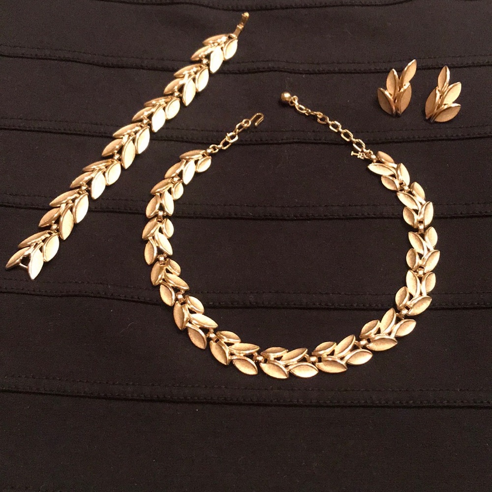 Trifari vintage gold tone choker necklace, bracelet and earrings set.